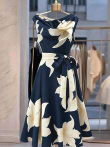 GlowEve CURVE Große Größen Elegantes ärmelloses Kleid mit Blume Muster und Schleife in Taillengröße für Damen - marineblau - Übersicht 3