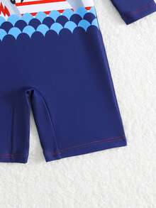 SHEIN Bộ đồ bơi liền thân dài tay in hình cá mập hoạt hình dễ thương dành cho bé trai, kèm mũ chống nắng, thích hợp cho kỳ nghỉ hè, bãi biển, lướt sóng, công viên nước. - Nhiều màu - Xem 4