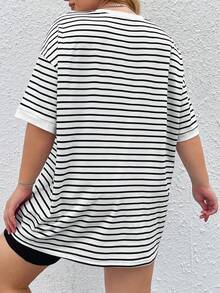 SHEIN CURVE+ Camiseta suelta de hombros caídos a rayas de verano para tallas grandes - Blanco y Negro - Ver 2