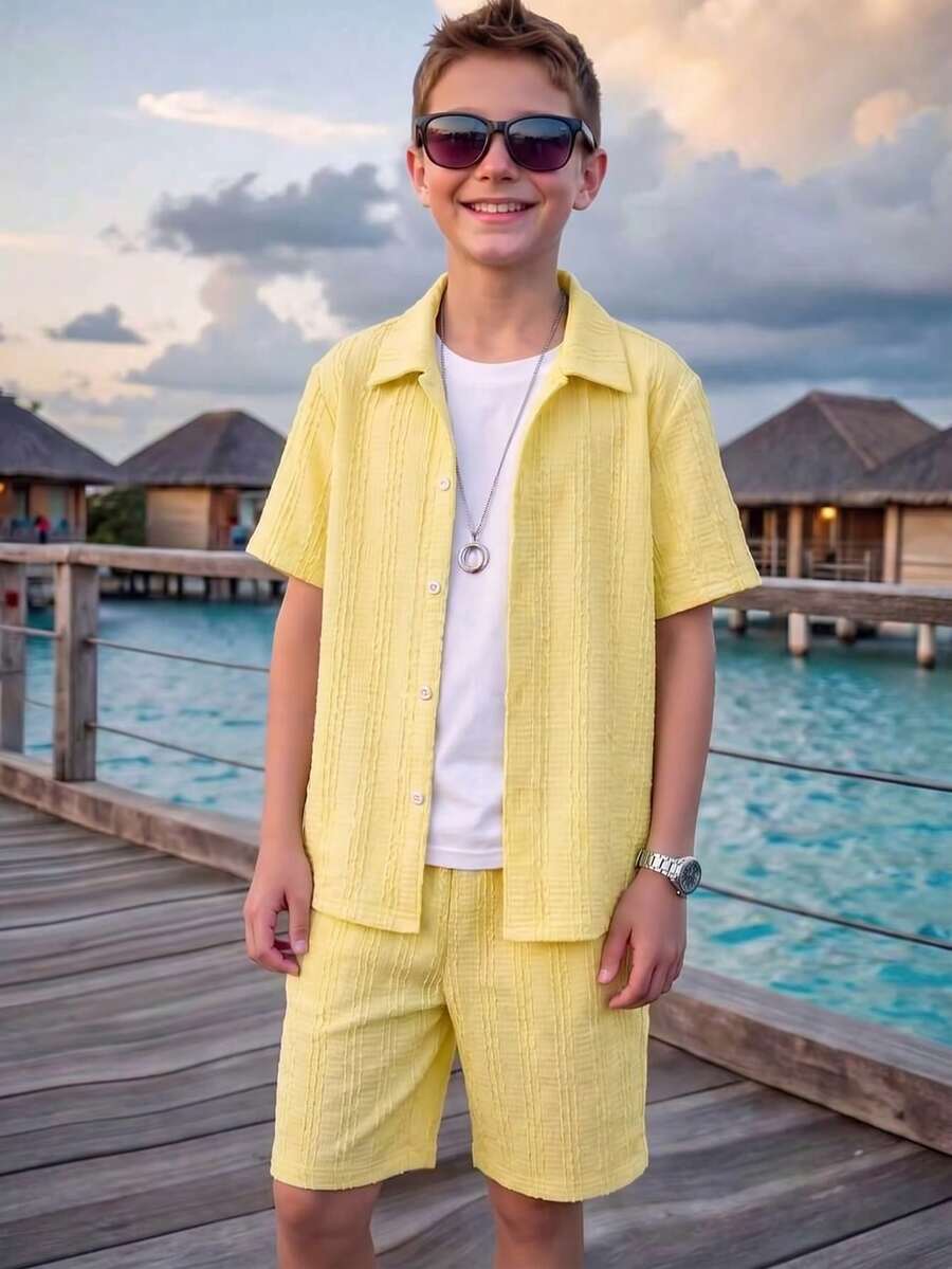 SHEIN Streecool Kids 这款男童三件套针织竖条纹短袖衬衫搭配休闲短裤,采用混纺面料,亲肤透气。衬衫采用多色竖条纹设计,配有小翻领和短袖;短裤采用松紧腰带。休闲度假风,适合日常穿着、幼儿园、海滩旅行等场合。可整套穿着,也可分开搭配,打造阳光活力的儿童造型,是时尚的返校套装。 - 黃色 - 查看 1