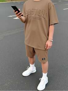 SHEIN 2件套青少年男童休闲3D字母印花圆领短袖T恤和短裤套装，适合通勤、上学、日常休闲穿着、运动、春夏穿着 - 駝色 - 查看 6
