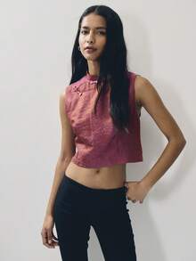Nöista Top corto sin mangas con cuello alto que presenta un estilo chino moderno, emanando elegancia y casualidad. Hecho de tela jacquard, cuenta con un cuello alto clásico y botones anudados, una silueta corta y entallada, y un sofisticado tono marrón rojizo, perfecto para el uso diario o las vacaciones en primavera y verano. Combínalo con pantalones de cintura alta, faldas y otras prendas inferiores para crear una mezcla elegante de estilo chino moderno y chic urbano. - Rosa vieja - Ver 1