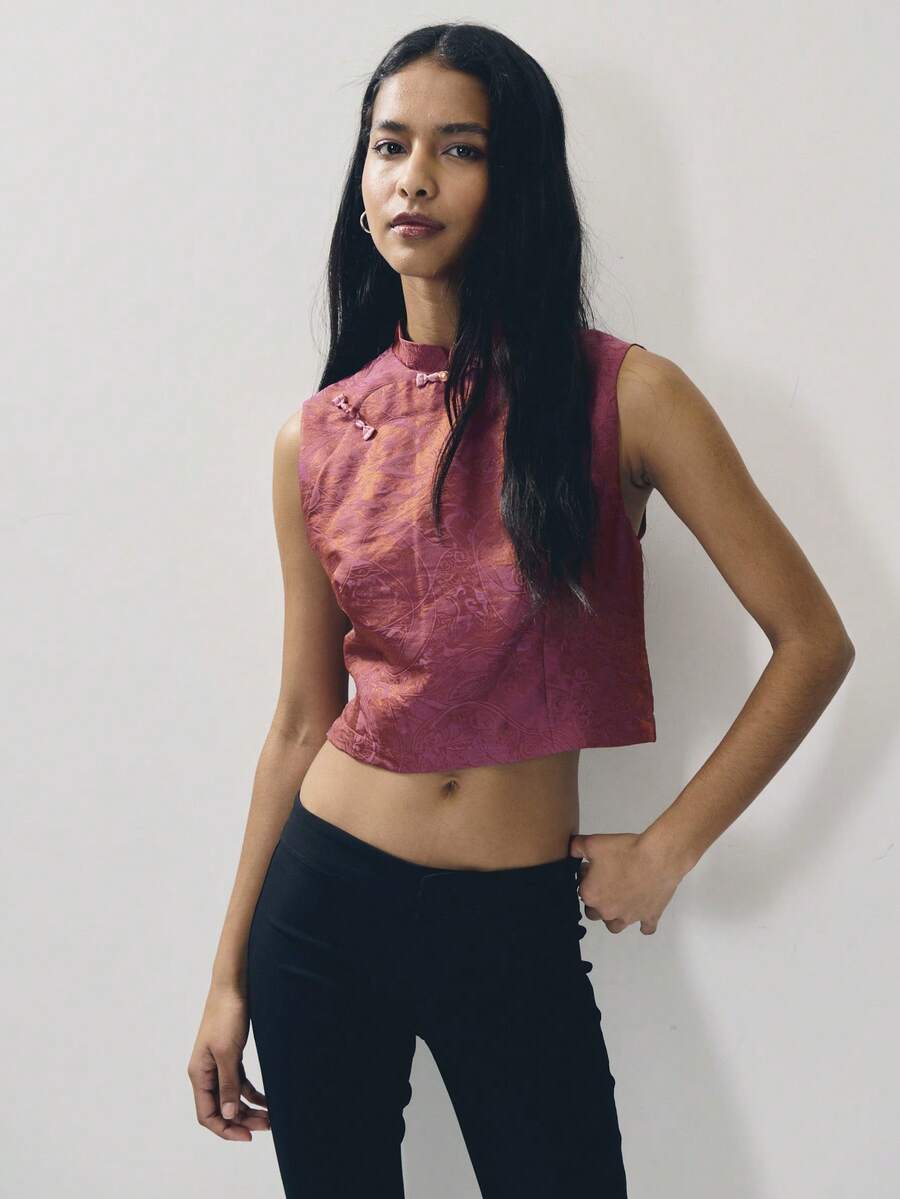 Nöista Top corto sin mangas con cuello alto que presenta un estilo chino moderno, emanando elegancia y casualidad. Hecho de tela jacquard, cuenta con un cuello alto clásico y botones anudados, una silueta corta y entallada, y un sofisticado tono marrón rojizo, perfecto para el uso diario o las vacaciones en primavera y verano. Combínalo con pantalones de cintura alta, faldas y otras prendas inferiores para crear una mezcla elegante de estilo chino moderno y chic urbano. - Rosa vieja - Ver 1