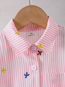 SHEIN Elladie kids 女童粉白条纹彩色蝴蝶结印花短袖衬衫。经典的粉白竖条纹泡泡纱面料，搭配数码印花彩色蝴蝶结图案，以及尖领和胸袋设计。轻盈的面料让孩子全天穿着舒适；适合可爱女孩的休闲穿着。甜美俏皮的款式，适合上学、日常出行、派对、日常穿搭、海岛风情、海滩周末、夏季穿着。 - 粉色 - 查看 3