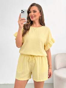 SHEIN Essnce 大码女装春夏时尚休闲宽松舒适日常百搭可爱荷叶边上衣和短裤浅黄色两件套，度假装扮，简约风格 - 鵝黃色 - 查看 5