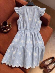 SHEIN Franclia Đầm ngắn nữ kẻ sọc, thắt nơ phía trước, thiết kế khoét rỗng, vải thêu họa tiết, tay phồng, cổ tròn, viền bèo nhún, kiểu dáng dễ thương thường ngày. - Xanh và trắng - Xem 2