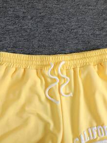 SHEIN Bộ đồ 2 món cho bé gái và thiếu niên, màu xám, chất liệu dệt kim, dáng rộng, in khẩu hiệu tiếng Anh Mỹ, cổ tròn, tay ngắn và quần short in họa tiết, thích hợp cho mùa hè và thể thao đường phố. - Màu vàng - Xem 5