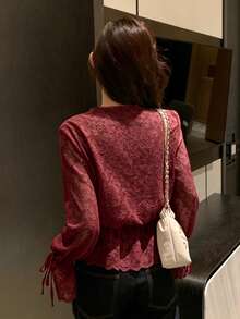 DAZY 女款純色蕾絲拼接抽繩下擺荷葉邊綁帶優雅度假風長袖上衣，春夏秋季適用 - 紅色 - 查看 2