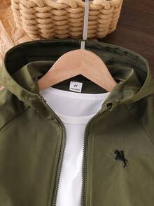 SHEIN Genkimix Kids 1件男童休闲简约街头风连帽长袖外套，时尚休闲设计，适合夏季穿着，适合4-7岁男孩日常、运动、户外活动、返校穿着。 - 軍綠色 - 查看 7