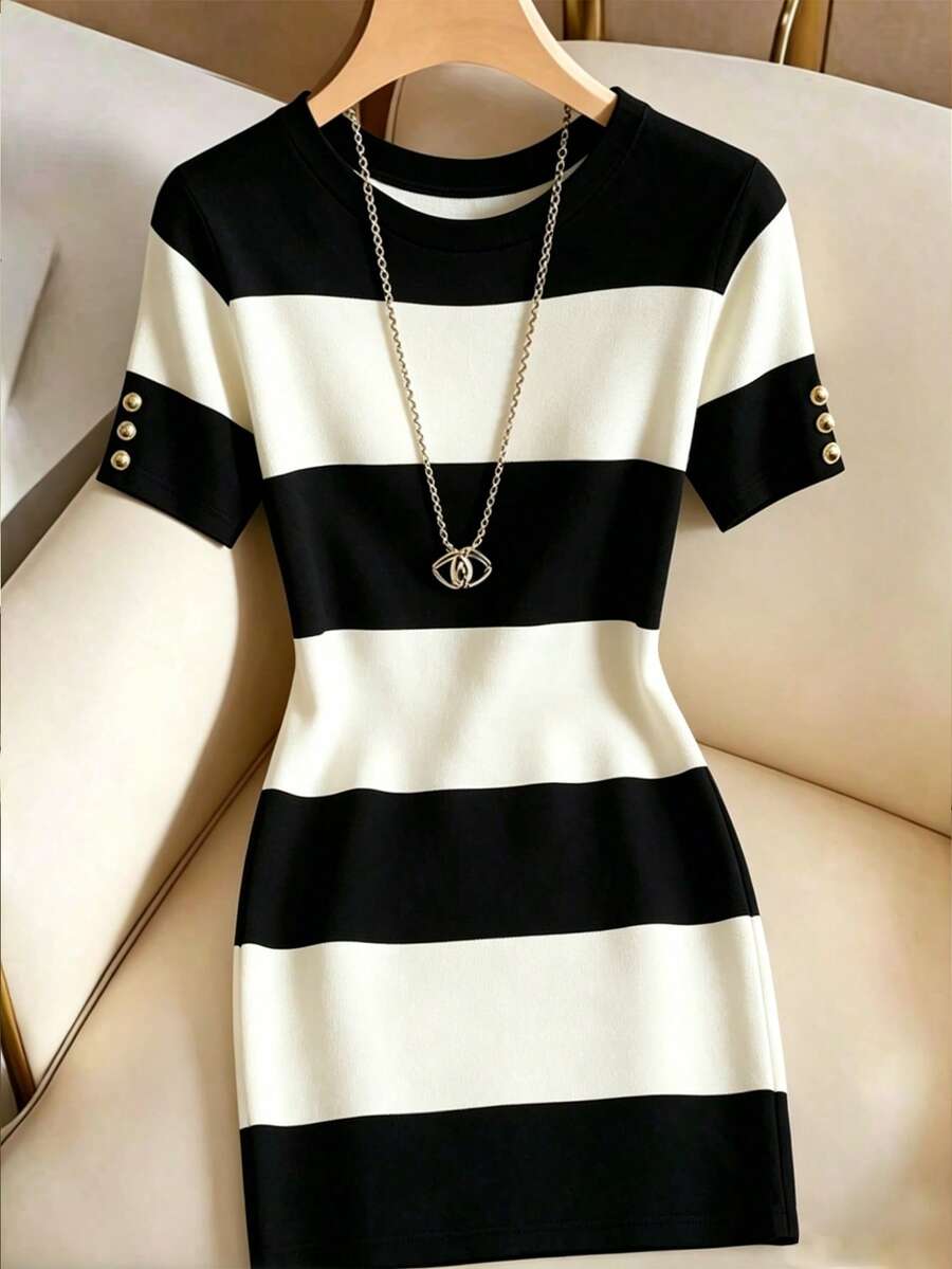 Franclia Chân váy mini ôm sát tôn dáng kẻ sọc đen trắng, cổ tròn, tay ngắn, trang trí cúc kim loại, đa năng cho việc đi lại hàng ngày. - Nhiều màu - Xem 1