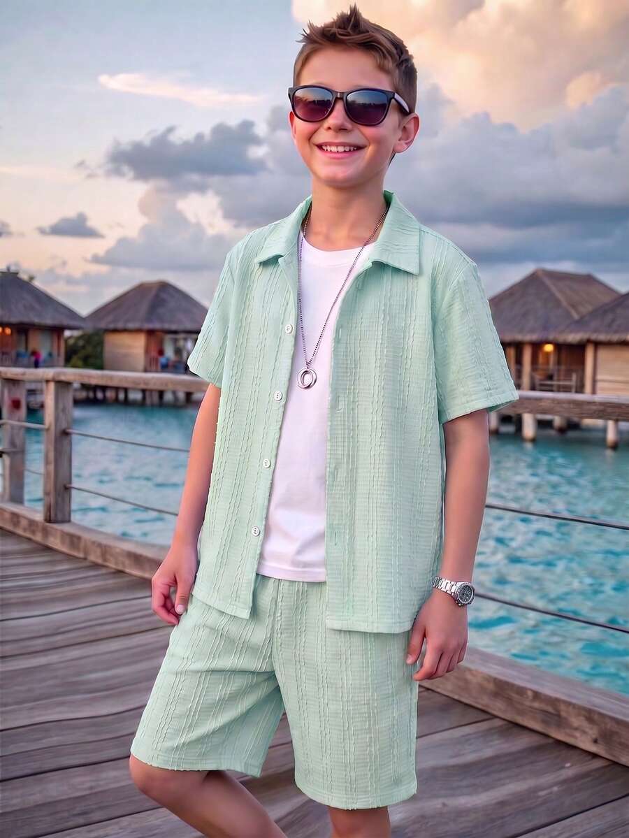 SHEIN Streecool Kids 这款男童三件套针织竖条纹短袖衬衫搭配休闲短裤,采用混纺面料,亲肤透气。衬衫采用多色竖条纹设计,配有小翻领和短袖;短裤采用松紧腰带。整体休闲度假风格,适合日常穿着、幼儿园、海滩旅行等场合。可整套穿着,也可分开搭配,打造阳光活力的儿童造型,时尚的返校装扮。 - 彩色 - 查看 1