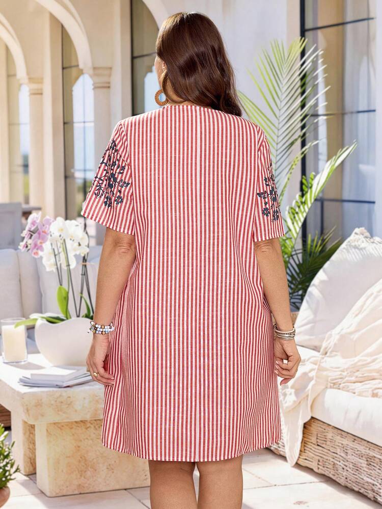 Plus Size Women's Summer Casual Vacation Country Floral Print Red Striped Round Neck Short Sleeve Dress,Suitable For Summer Vacation,Casual Holiday Style,Summer Outfits For Women ,Vacation Outfits Women ,Holiday Outfits For Women,Going Out Outfits, New Clothes,Simple And Fashionable For Everyday Wear,Suitable For Summer, Vacation, Daily Wear, Festival Outfits For Women,Country Concert Outfit,Beach Outfits For Women,Western Style,Flowy Dress,Boho Dress