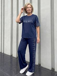 EMERY ROSE 中老年女性圆领字母印花短袖上衣和裤子休闲日常套装 - 藍色 - 查看 3