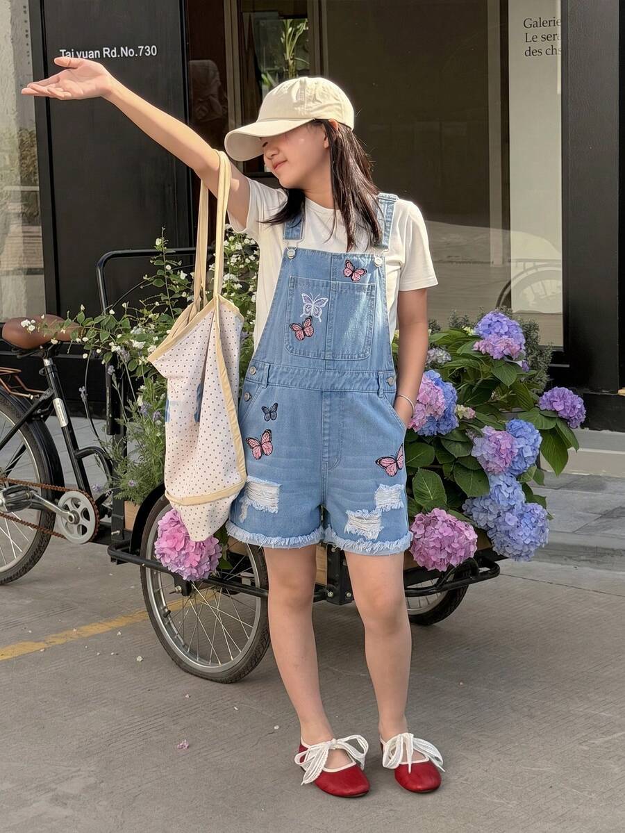 SHEIN Elladie kids 少女牛仔背带短裤，夏季新款，Y2K街头风，浅蓝色牛仔布，蝴蝶刺绣，破洞毛边卷边设计，宽松直筒版型，舒适轻盈的牛仔面料，易于搭配日常服装，可搭配T恤，是夏季度假、音乐节、日常出行、复古夏日度假风的理想之选。