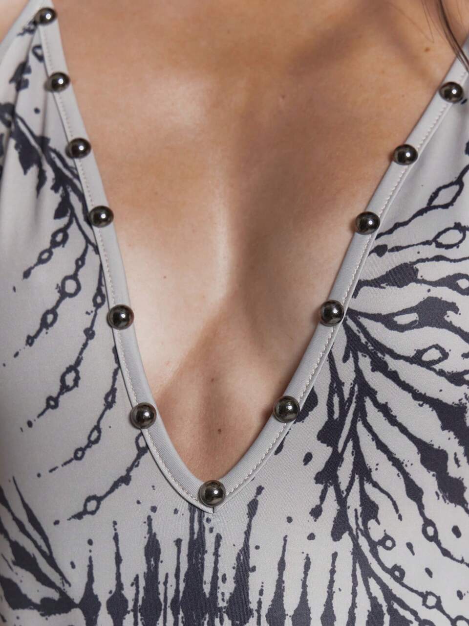 Body de Corte Alto con Escote Pronunciado y Estampado Gráfico Púrpura con Tachuelas