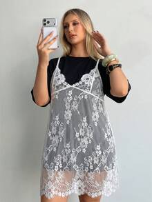 Auralis Nuevo vestido sexy de verano con tirantes de espagueti de encaje negro y ribete de pestañas de encaje & Camiseta holgada de manga corta con cuello redondo blanco / Conjunto casual de talla grande / Atuendo romántico casual para vacaciones - Blanco y Negro - Ver 6