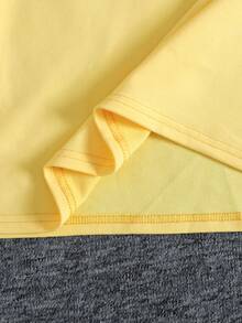 SHEIN Bộ đồ 2 món cho bé gái và thiếu niên, màu xám, chất liệu dệt kim, dáng rộng, in khẩu hiệu tiếng Anh Mỹ, cổ tròn, tay ngắn và quần short in họa tiết, thích hợp cho mùa hè và thể thao đường phố. - Màu vàng - Xem 4