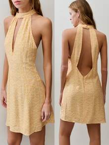 Nöista Vestido mini con cuello halter en un estampado geométrico de color amarillo claro, con escote de ojo de cerradura y botones en la parte posterior del cuello. Perfecto para noches de verano, fiestas de cóctel, eventos nocturnos, ropa de playa, fiestas en la piscina, atuendos de verano, vestidos de primavera, estilos bohemios y de festival. - Amarillo - Ver 4