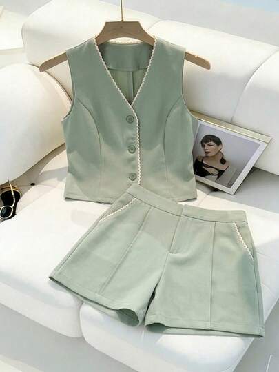 Conjunto de dos piezas para mujer, chaleco sin mangas de cuello en V con detalle de encaje en los bordes y botones frontales, combinado con pantalones cortos de talle alto, ideal para oficina y uso diario