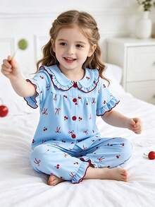 Genkimix Kids Bộ 2 món đồ mặc nhà bé gái chập chững thanh lịch thường ngày, áo tay ngắn cổ bèo ngọt ngào và quần dài màu xanh nhạt in họa tiết anh đào nhỏ và nơ dễ thương, chất vải mềm mịn cho mùa xuân hè, pijama bé gái, đồ ngủ trẻ em ấm áp - Màu xanh nhạt - Xem 4