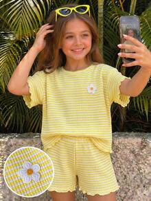 SHEIN Conjunto de camiseta de cuello redondo con bordado floral a rayas y shorts informales para niña preadolescente - Amarillo - Ver 1