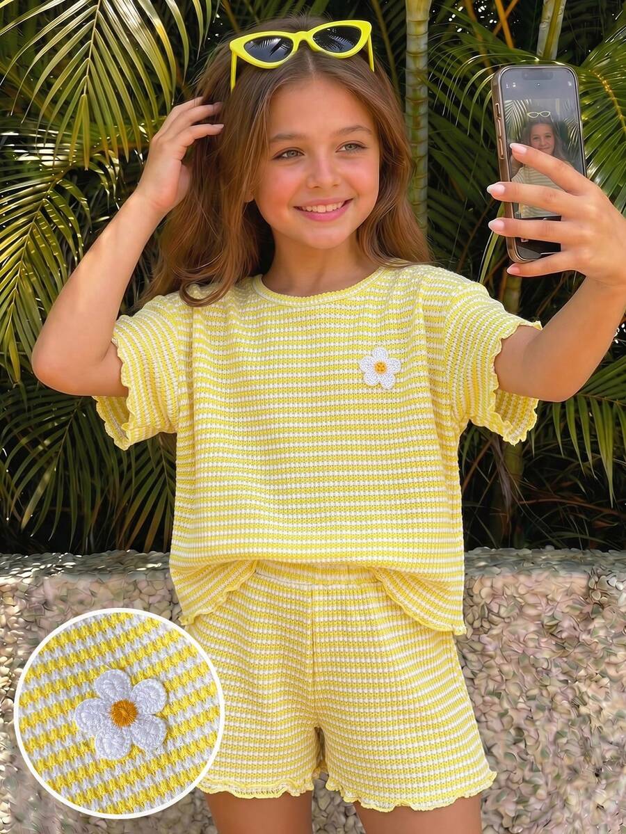 SHEIN Conjunto de camiseta de cuello redondo con bordado floral a rayas y shorts informales para niña preadolescente - Amarillo - Ver 1