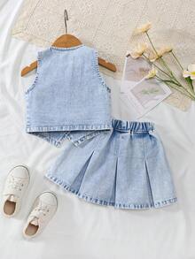 Elladie kids Bộ đồ denim phong cách học đường thường ngày thanh lịch dành cho bé gái, áo và quần, áo vest không tay cổ chữ V màu xanh nhạt pha trộn với chân váy xếp ly ngắn, điểm nhấn là nơ, thích hợp cho mùa xuân, hè, thu, mặc hàng ngày, đi học, vui chơi, phong cách trường học, hoạt động ngoài trời. - Rửa nhẹ - Xem 2