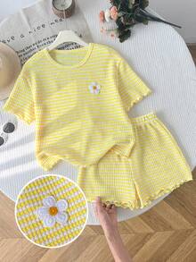 SHEIN Conjunto de camiseta de cuello redondo con bordado floral a rayas y shorts informales para niña preadolescente - Amarillo - Ver 2