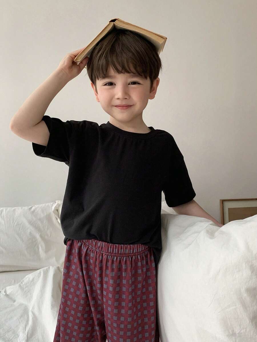 DAZY Bộ đồ ngủ cho bé trai kiểu dáng thường ngày, gồm quần ống rộng kẻ caro và áo thun rộng. - Màu tím - Xem 1