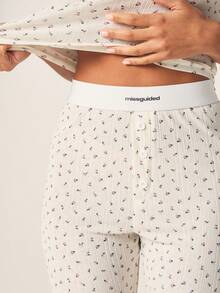MISSGUIDED بنطلون كابري للراحة بخصر مطاطي مزخرف بالزهور بتريكو مخرم، ملابس نوم صيفية مرتبة - متعدد الألوان - مشاهدة 4