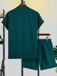 Manfinity Homme Bộ đồ nam trơn màu gồm áo sơ mi ngắn tay cài một hàng khuy và quần short, kiểu dáng thường ngày. - Màu xanh lá cây đậm - Xem 2