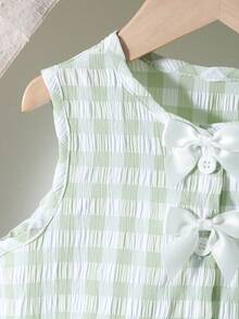SHEIN Vintaside Kids 这款女童时尚碎花两件套，饰有黄色丝带蝴蝶结，格纹碎花上衣带有荷叶边下摆，搭配休闲印花长裤，适合可爱甜美的女孩，展现乡村风格，舒适百搭，适合春夏日常穿着、上学、度假、参加派对等场合。 - 綠色 - 查看 2