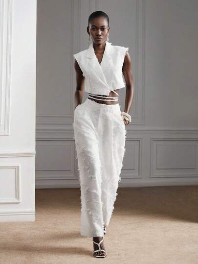 Aveloria Modichic Set bestaande uit een mouwloos cropped vestje met textuur en franjes en een wijde broek met hoge taille, een wit mouwloos blazervestje en een wijde broek, franjes als decoratie, een dubbele rij knopen, een gestructureerd silhouet, een retro-geïnspireerde stijl, een casual streetstyle, een verkoelende zomeroutfit, geschikt voor woon-werkverkeer en een date, een jeugdige urban vibe, een feestje, een artistieke styling en een minimalistische, verfijnde look.