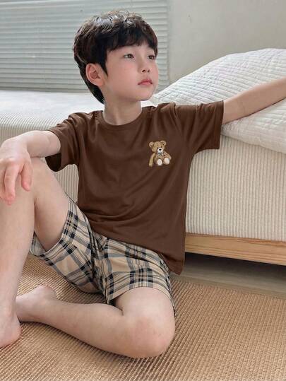 Set de 2 piezas para niños pequeños: Parte superior de manga corta con cuello redondo en unicolor con estampado de oso de dibujos animados, emparejada con pantalones cortos clásicos con estampado de cuadros. Conjunto cómodo para el hogar y actividades al aire libre.
