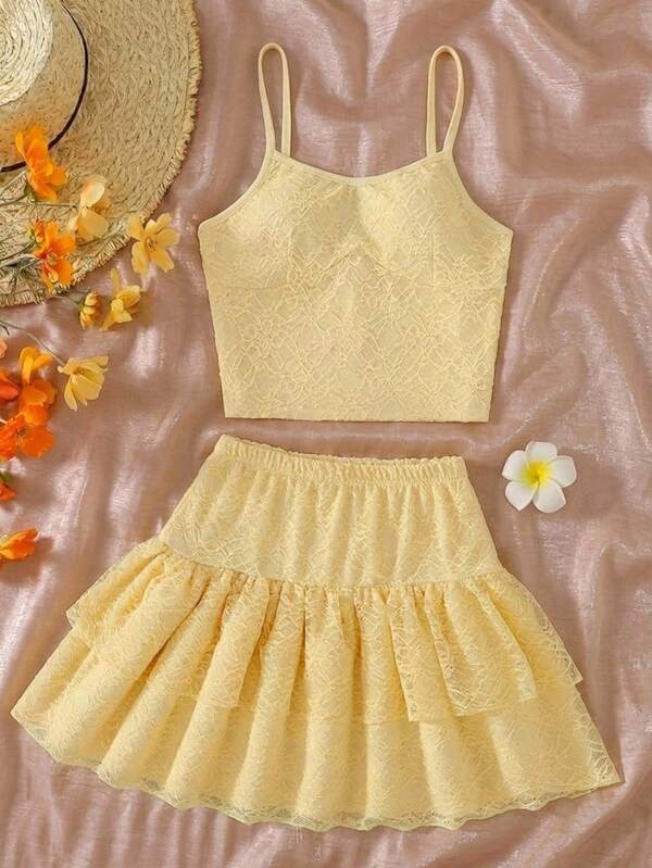 SHEIN Bộ đồ 2 mảnh cho bé gái gồm áo hai dây ren màu mơ, áo croptop ôm sát và chân váy xếp ly đôi, chất liệu ren rỗng, kiểu dáng ngọt ngào và dịu dàng, trang phục mùa hè nhẹ nhàng, thiết kế độc đáo theo phong cách tối giản, thanh lịch dành cho trẻ em.