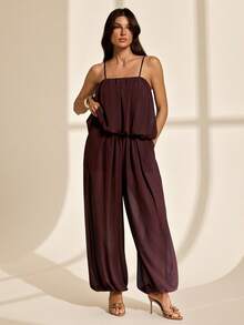 SHEIN Tall Set de 2 piezas 2026 Primavera/Verano Nuevo Top de tirantes plisado con estampado floral y pantalón cargo de cintura elástica de gasa, color marrón - Marrón - Ver 3