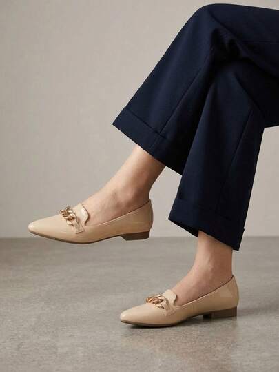 Zapatos planos tipo mocasín para mujer, diseño ligero y transpirables, confeccionados en charol sintético con forro textil, sistema slip-on para calce rápido, detalle decorativo de cadena metálica, plantilla ergonómica acolchada para uso prolongado, suela de goma antideslizante con amortiguación eficiente, estilo urbano minimalista ideal para diario, oficina, primavera, caminatas cortas o eventos, versatilidad real y facilidad de combinación con prendas casuales o formales