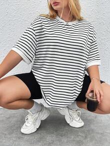 SHEIN CURVE+ Camiseta suelta de hombros caídos a rayas de verano para tallas grandes - Blanco y Negro - Ver 7