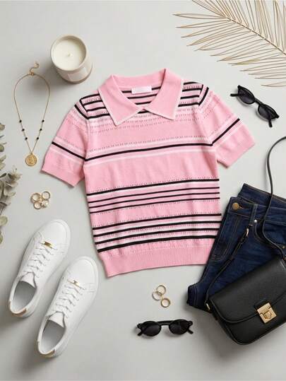 Camiseta semiajustada para mujer, casual y elegante. Cuello tipo camisero, silueta semiajustada, manga corta, colores lisos, estampado de líneas horizontales. Tela de poliéster y elastano. Detalles de tejido tipo crochet. Interior fresco y ligero, ideal para el uso diario.
