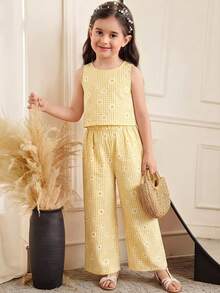Emery Rose Kids Emery Rose Kids Bộ 2 món áo không tay họa tiết hoa nhí và quần ống rộng thoải mái cho bé gái, bộ đồ hai mảnh cho bé gái, bộ đồ hoa cho bé gái, bộ đồ hai mảnh cho bé gái, bộ đồ hoa cho trẻ em, quần áo trẻ em, bộ váy cho bé gái, quần áo trẻ em kiểu cổ điển, bộ váy cho bé gái, bộ váy in hoa, áo nơ cho bé gái, bộ váy hoa, bộ áo nơ cho bé gái, bộ đồ phối hợp cho bé gái, bộ váy cho bé gái, bộ quần áo bé gái, bộ váy hoa, bộ 2 món áo nơ và váy cho bé gái, bộ đồ chị em gái, áo nơ cho bé gái. - Màu vàng - Xem 5