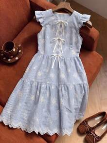 SHEIN Franclia Đầm ngắn nữ kẻ sọc, thắt nơ phía trước, thiết kế khoét rỗng, vải thêu họa tiết, tay phồng, cổ tròn, viền bèo nhún, kiểu dáng dễ thương thường ngày. - Xanh và trắng - Xem 3