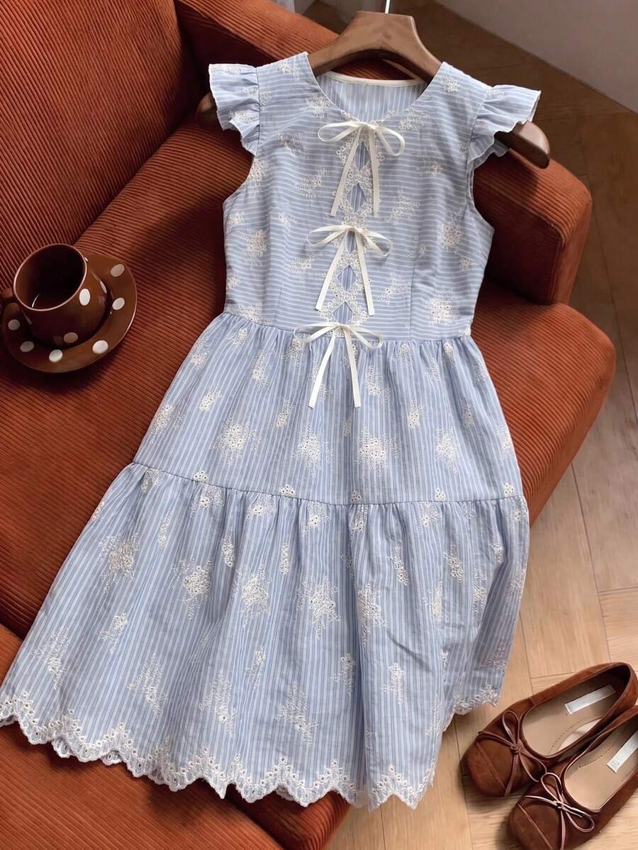 SHEIN Franclia 女士条纹蝴蝶结前开襟镂空短裙，纹理刺绣面料，泡泡袖，圆领，荷叶边下摆，可爱休闲连衣裙 - 藍白色 - 查看 1