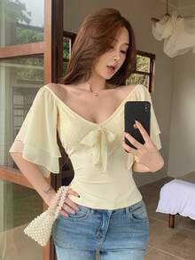 Joudiya Áo thun nữ thanh lịch với ren xoắn phía trước và tay áo bồng bềnh. - Vàng nhạt - Xem 1
