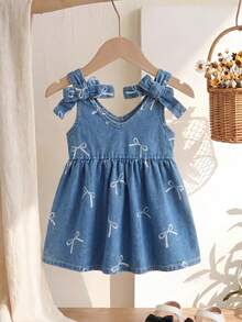 SHEIN Playful Pals 一件女婴牛仔连衣裙，浅蓝色水洗无袖裙摆，饰有蝴蝶结和碎花图案，增添俏皮可爱气息，适合日常穿着、上学、外出、休闲、派对，春夏秋季皆宜。 - 中等水洗藍 - 查看 4