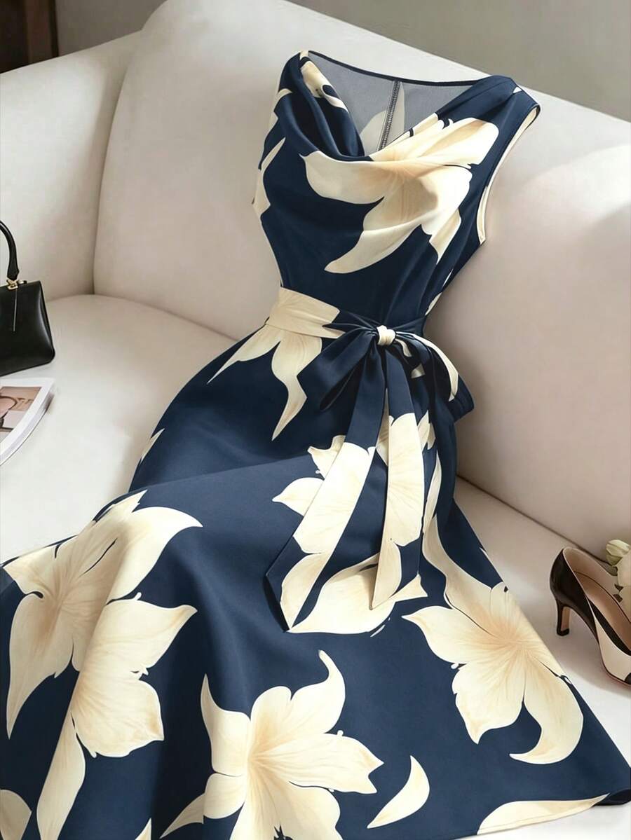 GlowEve CURVE Große Größen Elegantes ärmelloses Kleid mit Blume Muster und Schleife in Taillengröße für Damen - marineblau - Übersicht 1