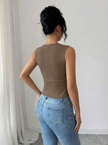 Elenzga 女款優雅方領無袖上衣，金屬鈕扣裝飾，修身腰部設計，適合日常、工作、約會等多功能穿搭 - 棕色 - 查看 2