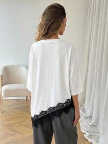 SHEIN LUNE Áo thun nữ dáng suông màu trơn, vạt áo bất đối xứng, phối ren, trang phục cơ bản hàng ngày cho mùa xuân/hè. - Đen và trắng - Xem 2