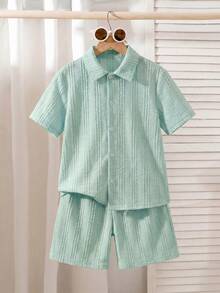 SHEIN Streecool Kids 这款男童三件套针织竖条纹短袖衬衫搭配休闲短裤，采用混纺面料，亲肤透气。衬衫采用多色竖条纹设计，配有小翻领和短袖；短裤采用松紧腰带。整体休闲度假风格，适合日常穿着、幼儿园、海滩旅行等场合。可整套穿着，也可分开搭配，打造阳光活力的儿童造型，时尚的返校装扮。 - 彩色 - 查看 5