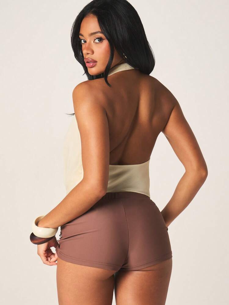 MISSGUIDED Top halter con cuello de vaca de escote profundo y detalle de lazo para mujer
