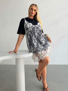 Auralis Nuevo vestido sexy de verano con tirantes de espagueti de encaje negro y ribete de pestañas de encaje & Camiseta holgada de manga corta con cuello redondo blanco / Conjunto casual de talla grande / Atuendo romántico casual para vacaciones - Blanco y Negro - Ver 3